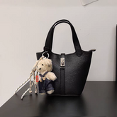 حقيبة يد نسائية صغيرة أنيقة على شكل دلو مع حليّة دب لون أسود - KSA